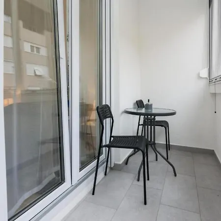 Stylish With Easy Access To Old Town