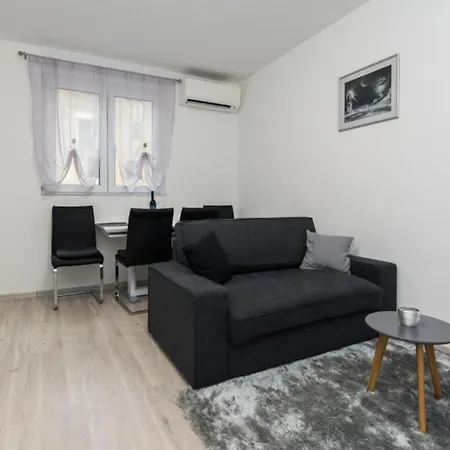 Stylish With Easy Access To Old Town