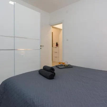 Stylish With Easy Access To Old Town